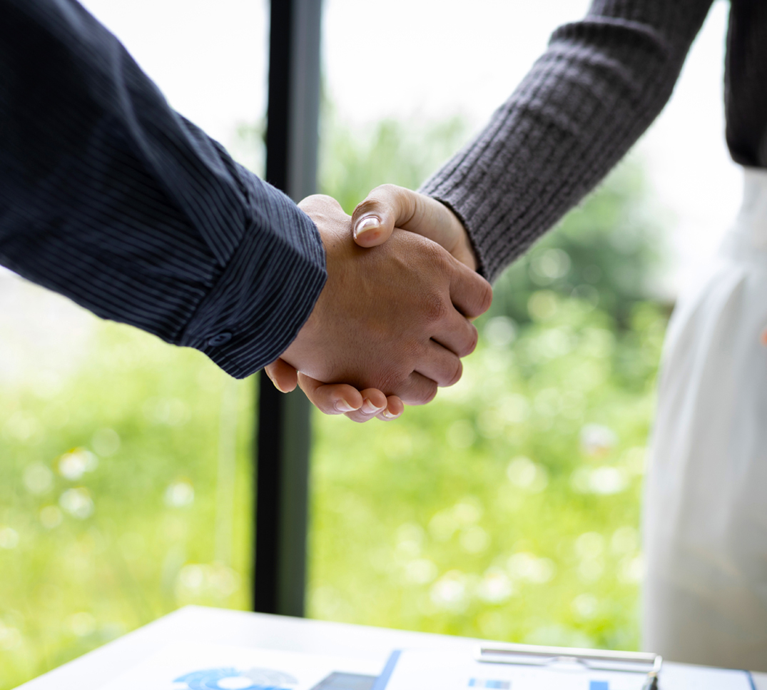 Vertrauensvolle Zusammenarbeit Zwei Personen geben sich die Hand. Das Bild symbolisiert eine professionelle, transparente und vertrauensvolle Zusammenarbeit mit PRO VITA.